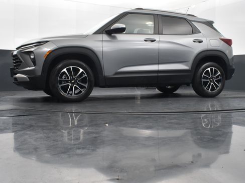 Used 2025 Chevrolet TrailBlazer LT w/ Driver Confidence Package image 35