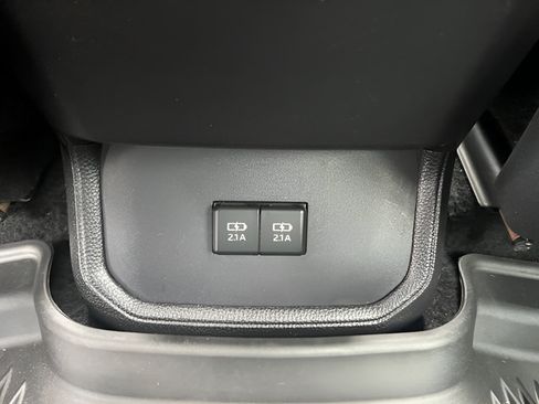 Used 2021 Toyota Highlander XLE FWD image 35