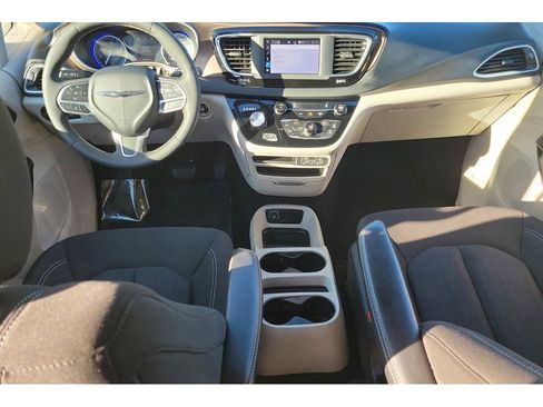 Used 2023 Chrysler Voyager LX image 10
