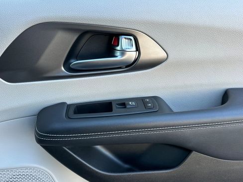 Used 2023 Chrysler Pacifica Touring-L FWD image 19