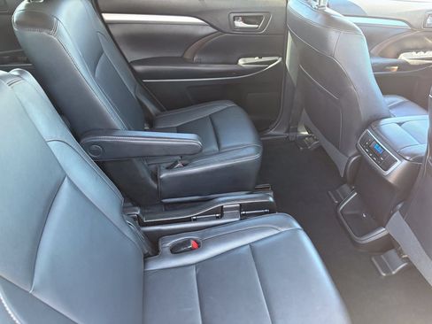 Used 2018 Toyota Highlander XLE AWD/4WD image 13