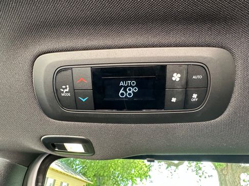 Used 2024 Chrysler Pacifica Limited w/ S Appearance Package FWD image 35