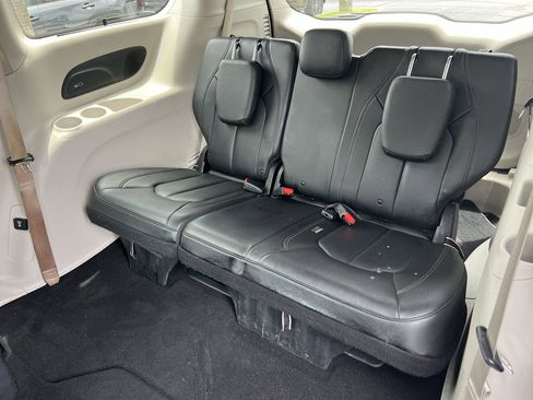 Used 2019 Chrysler Pacifica Touring-L Plus FWD image 31