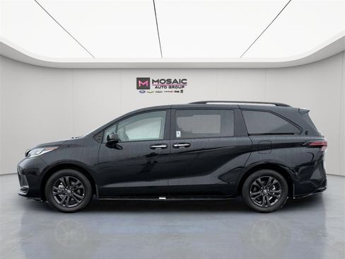 Used 2025 Toyota Sienna LE image 4