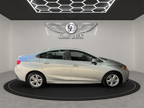 Used 2018 Chevrolet Cruze LT w/ Convenience Package image 7