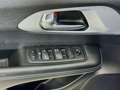 Used 2020 Chrysler Pacifica Touring w/ S Appearance Package FWD image 17