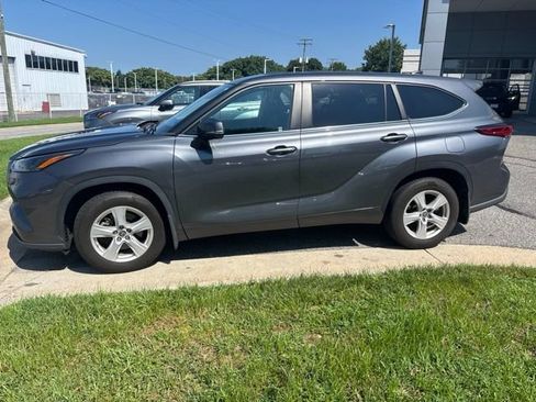 Used 2023 Toyota Highlander LE FWD image 21