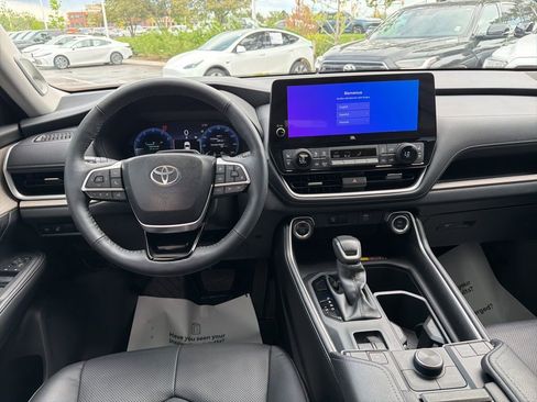 Used 2024 Toyota Grand Highlander AWD image 23