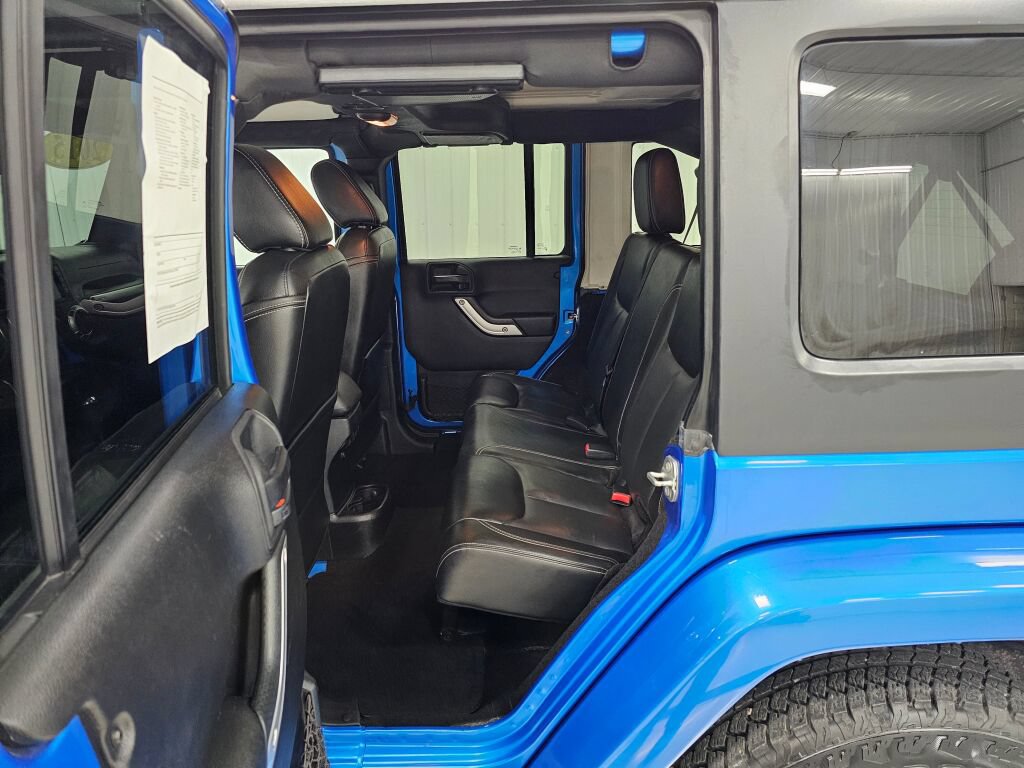 Used 2015 Jeep Wrangler Unlimited Sahara w/ Connectivity Group AWD/4WD image 12