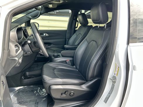 Used 2025 Chrysler Pacifica Select image 10