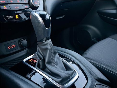 Used 2020 Nissan Rogue SV image 16