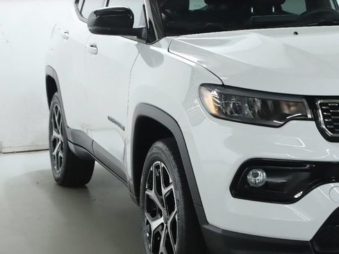 Used 2025 Jeep Compass Limited AWD/4WD image 9