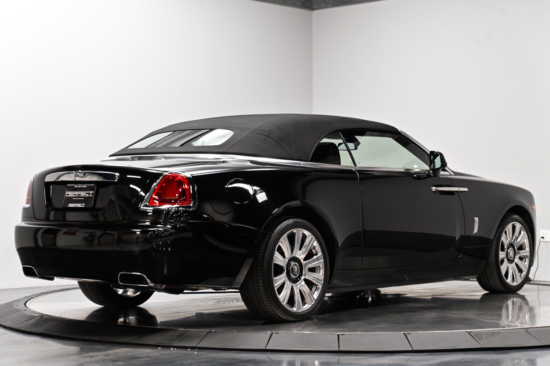 Used 2017 Rolls-Royce Dawn RWD image 34