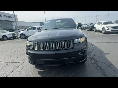 Used 2018 Jeep Grand Cherokee Altitude image 3