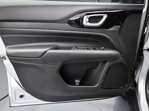 New 2026 Jeep Compass Altitude image 18