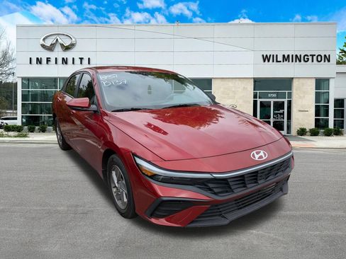 Used 2025 Hyundai Elantra SE w/ Cargo Package FWD image 1