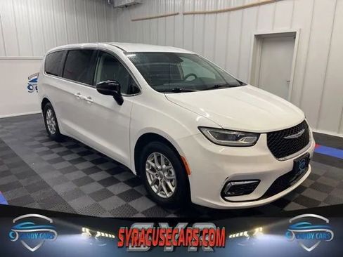 Used 2024 Chrysler Pacifica Touring-L image 1