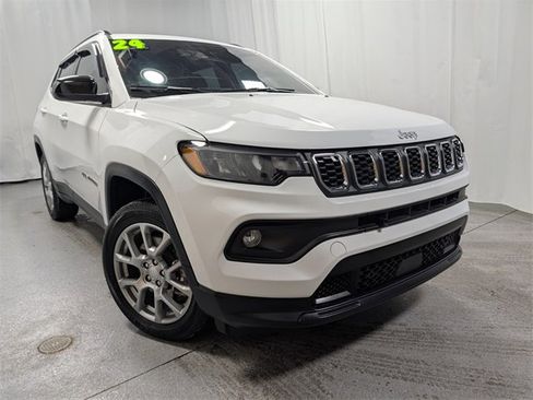 Used 2024 Jeep Compass Latitude w/ Sun and Sound Group image 2