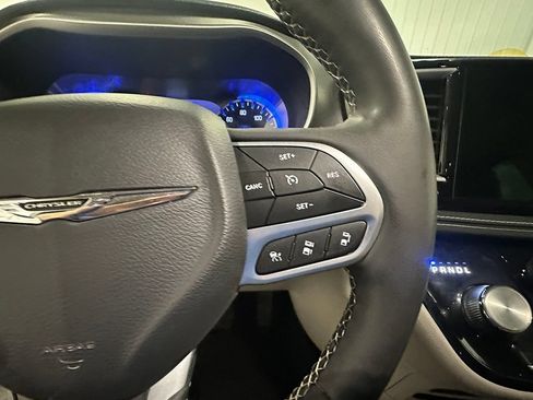 Used 2022 Chrysler Pacifica Touring-L FWD image 42