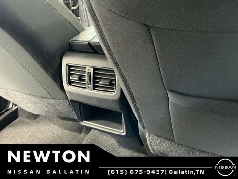 Used 2023 Nissan Rogue S FWD image 11