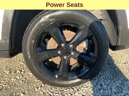 Used 2023 Jeep Grand Cherokee L Laredo image 9