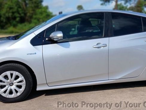 Used 2020 Toyota Prius LE image 1