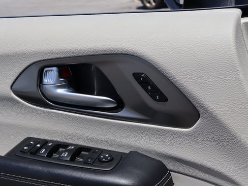 Used 2023 Chrysler Pacifica Touring-L FWD image 43