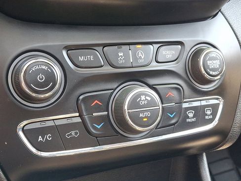 Used 2019 Jeep Cherokee Limited AWD/4WD image 16