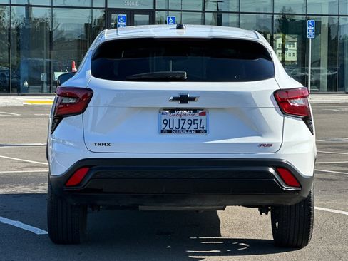 Used 2025 Chevrolet Trax RS FWD image 5