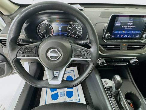 Used 2025 Nissan Altima 2.5 SV FWD image 12