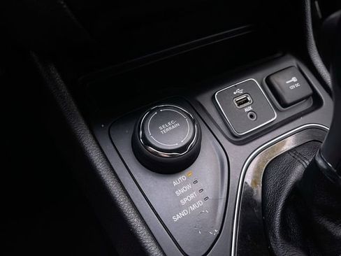 Used 2019 Jeep Cherokee Limited w/ Luxury Group AWD/4WD image 27