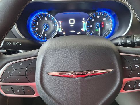 Used 2023 Chrysler Pacifica Touring-L FWD image 19