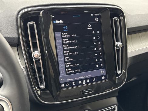 Used 2025 Volvo XC40 B5 Plus image 23