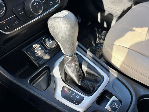 Used 2017 Jeep Cherokee Latitude image 17