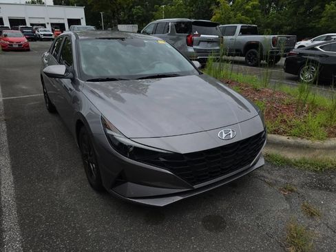 Used 2023 Hyundai Elantra SEL FWD image 2