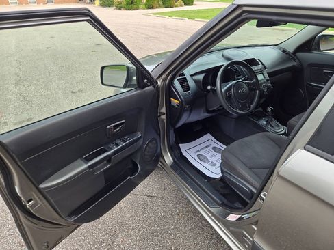 Used 2013 Kia Soul FWD image 17