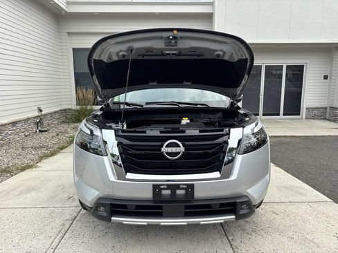 Used 2025 Nissan Pathfinder SL AWD/4WD image 38