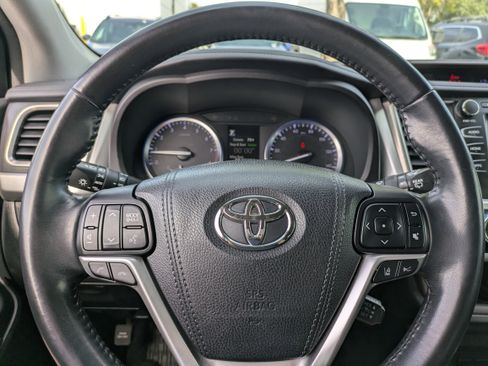 Used 2018 Toyota Highlander SE image 27
