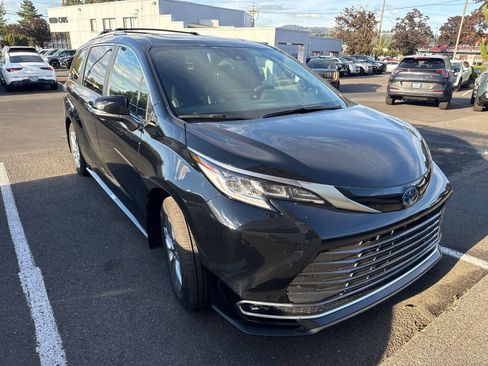 Used 2025 Toyota Sienna Limited AWD/4WD image 2