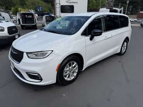 Used 2024 Chrysler Pacifica Touring-L FWD image 4