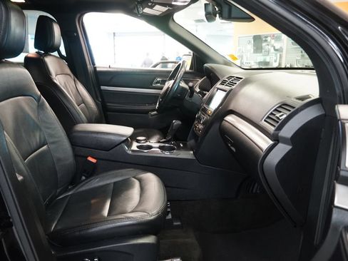 Used 2018 Ford Explorer XLT w/ Equipment Group 202A AWD/4WD image 34
