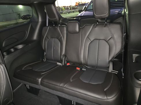 New 2026 Chrysler Pacifica Select image 8