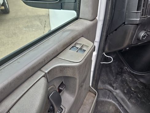 Used 2015 Chevrolet Express 2500 image 14