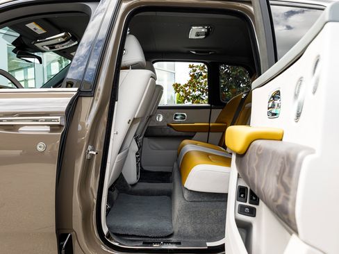 Certified 2025 Rolls-Royce Cullinan AWD/4WD image 35