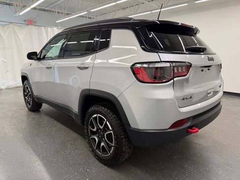 Used 2025 Jeep Compass Trailhawk AWD/4WD image 3