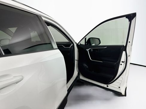 Used 2021 Toyota RAV4 LE AWD/4WD image 29