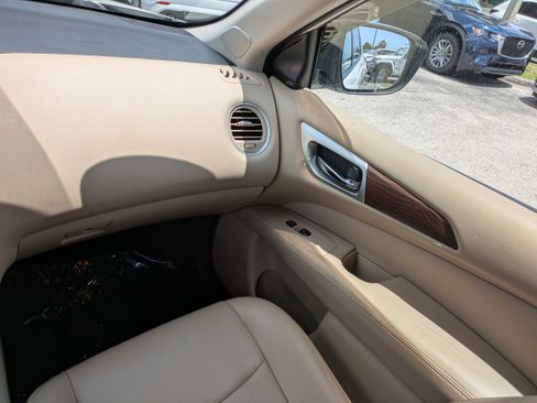 Used 2018 Nissan Pathfinder Platinum FWD image 17