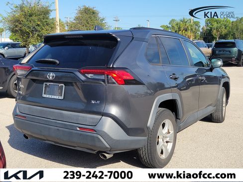 Used 2021 Toyota RAV4 XLE w/ Convenience Package FWD image 8