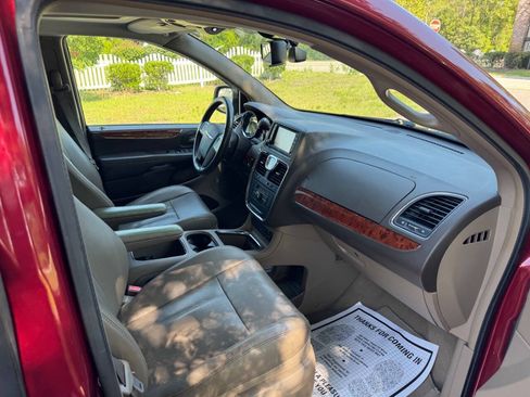 Used 2013 Chrysler Town & Country Touring-L w/ Entertainment Group #2 FWD image 19