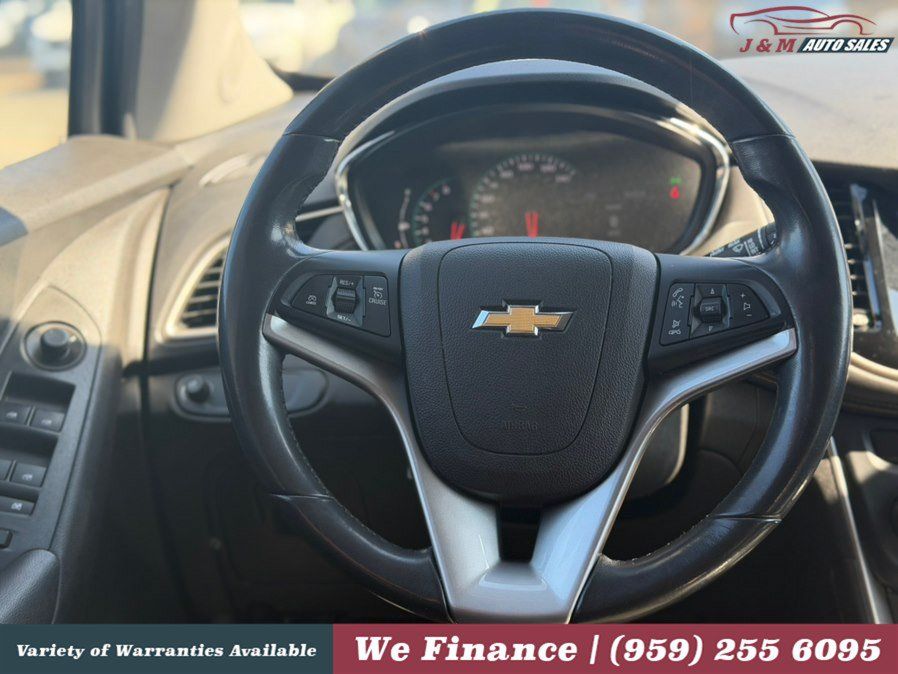 Used 2020 Chevrolet Trax LT w/ LT Convenience Package AWD/4WD image 17